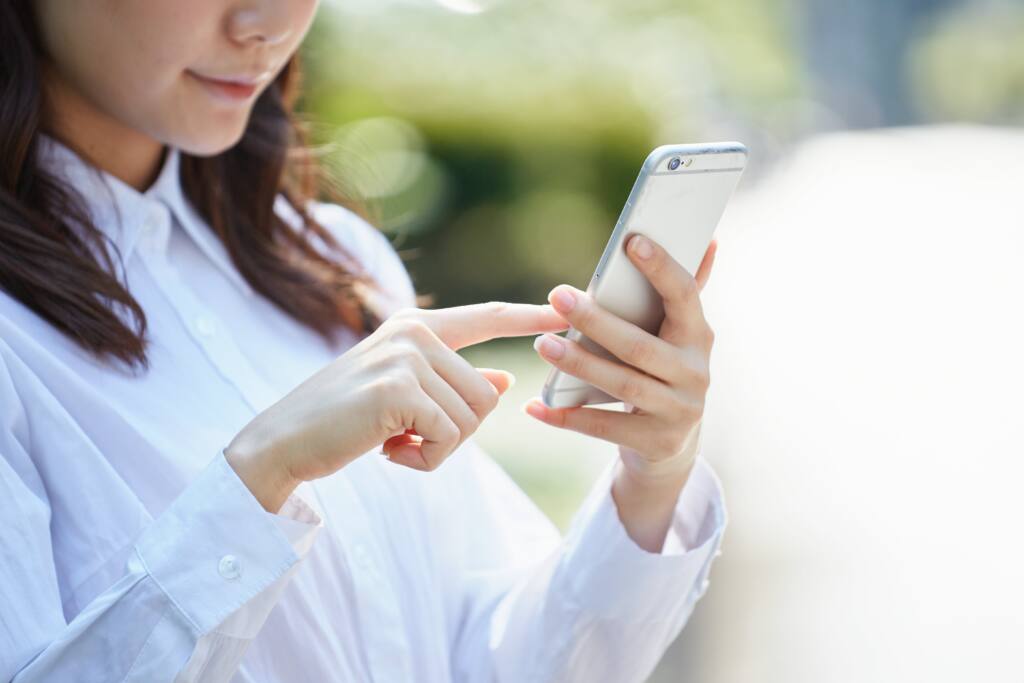 女性がスマホで注文しているイメージ